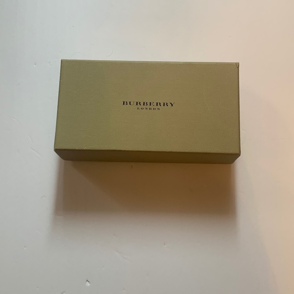 Burberry Classic Gift Box - Picture 1 of 4
